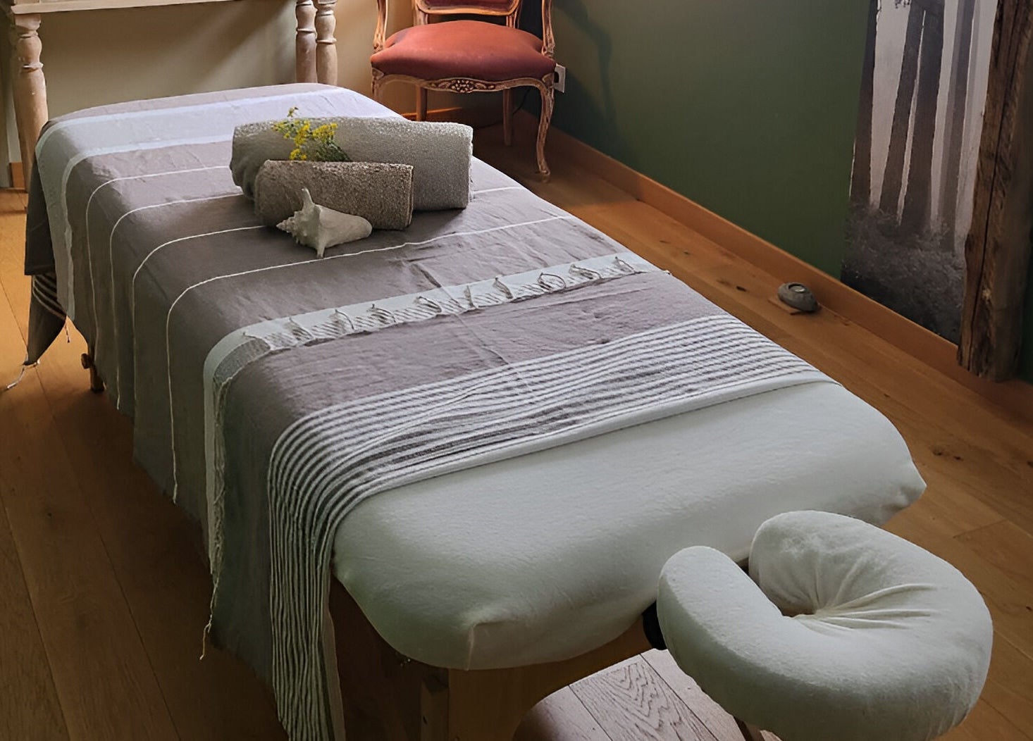 Table de massage apaisante à Nomade et Sens- Léon, Léon, Nouvelle-aquitaine, FR, propice à la détente.