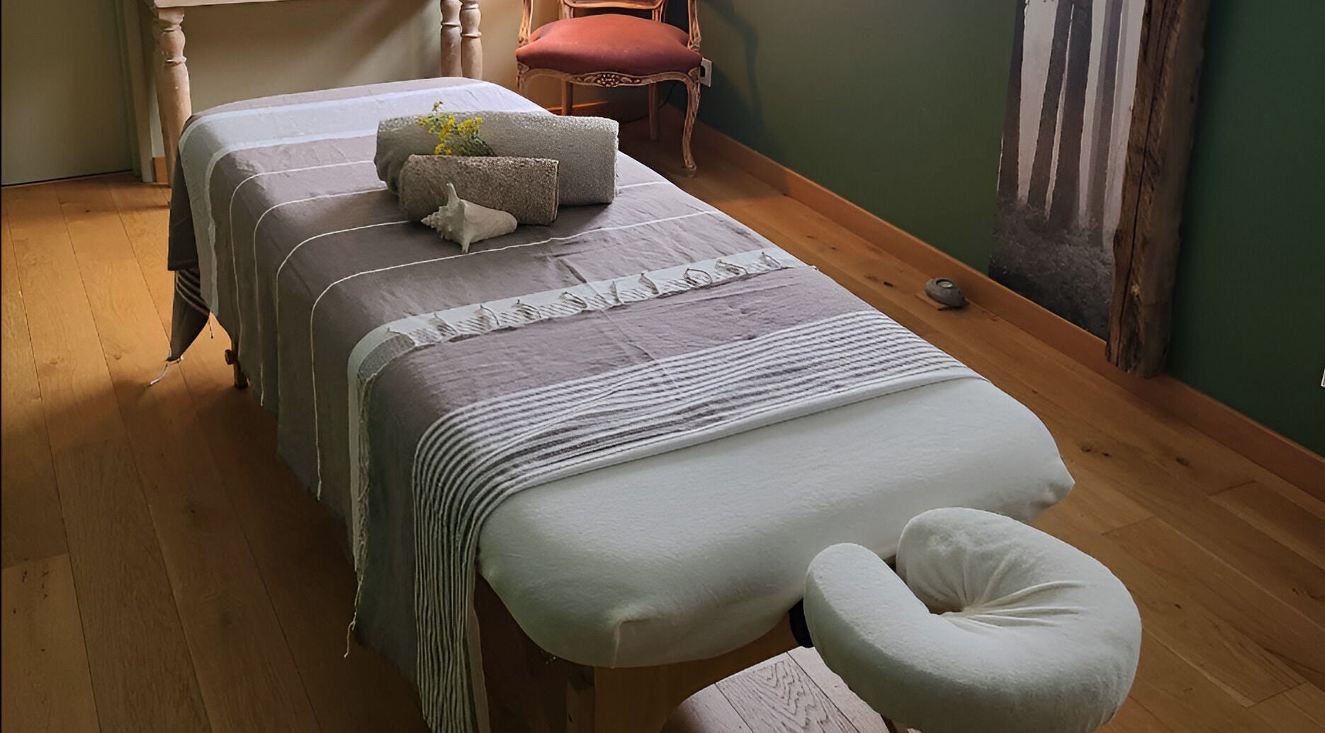 Table de massage apaisante à Nomade et Sens- Léon, Léon, Nouvelle-aquitaine, FR, propice à la détente.