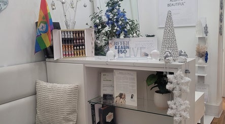 Light Touch Laser Spa image 2