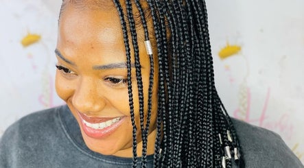 Mina Blu Locs & Beauty Studio image 3