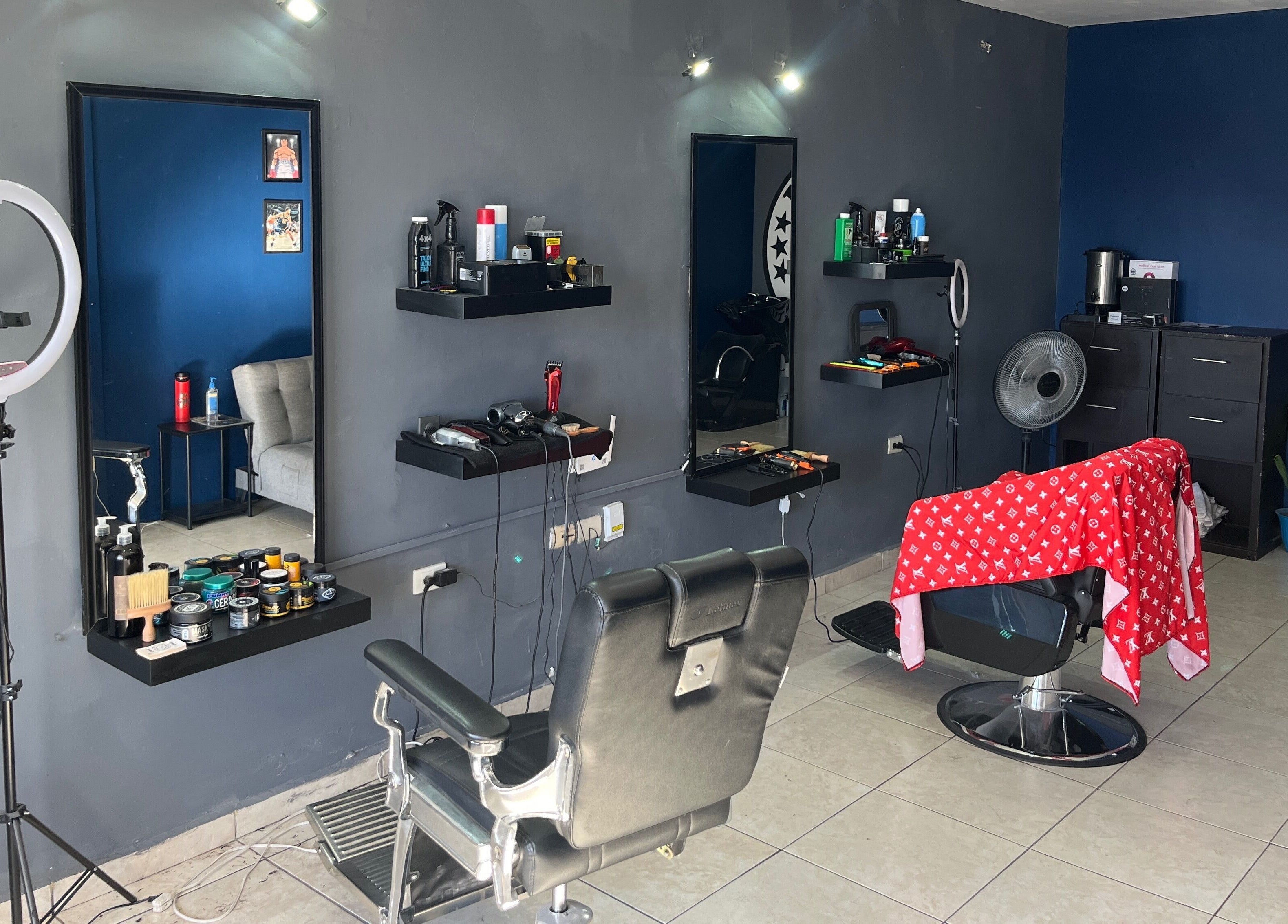 Interior moderno de Mauricuts Barber Shop en Los Mochis, Sinaloa, MX, mostrando sillas y herramientas de peluquería.