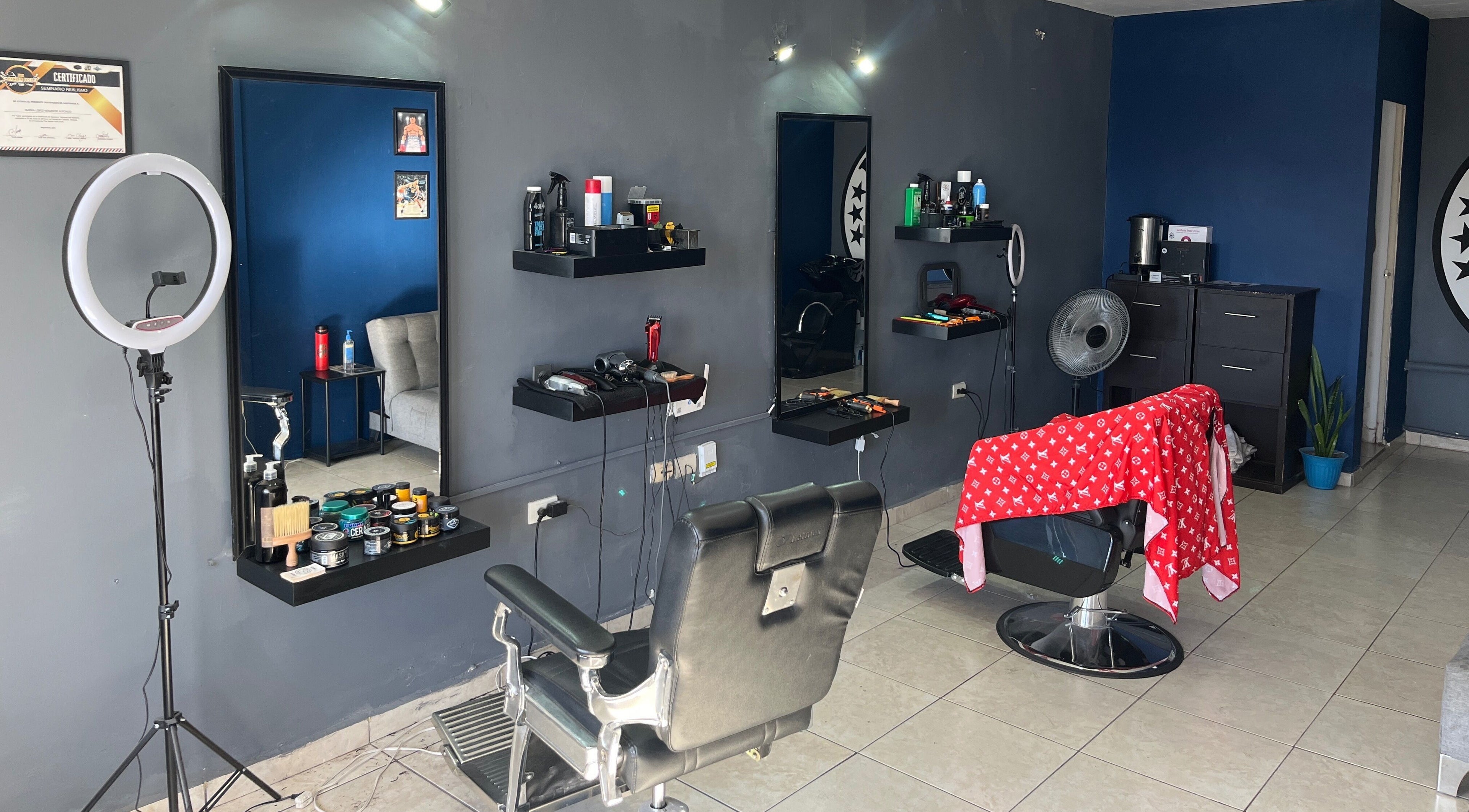 Interior moderno de Mauricuts Barber Shop en Los Mochis, Sinaloa, MX, mostrando sillas y herramientas de peluquería.