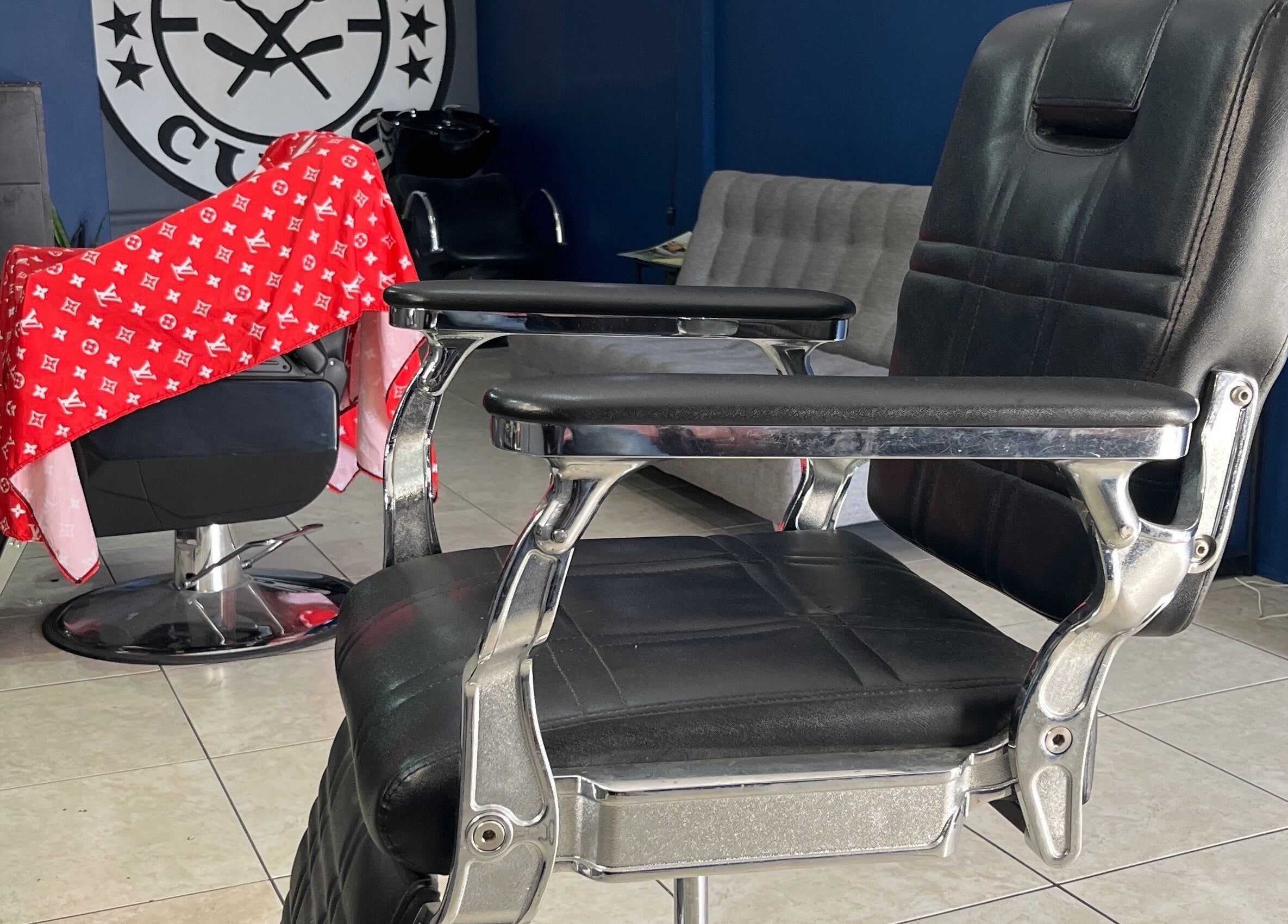 Silla de barbero en Mauricuts Barber Shop, Los Mochis, Sinaloa, MX, mostrando lujo y comodidad.