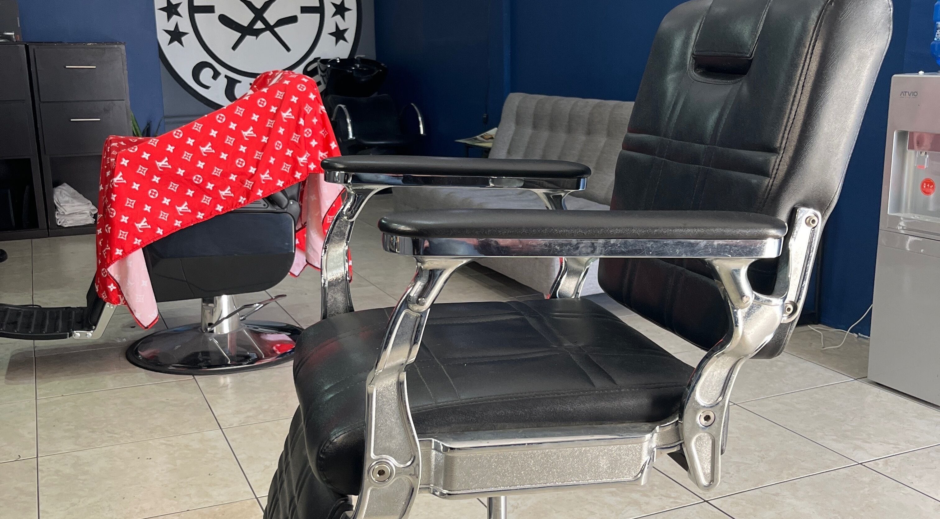 Silla de barbero en Mauricuts Barber Shop, Los Mochis, Sinaloa, MX, mostrando lujo y comodidad.