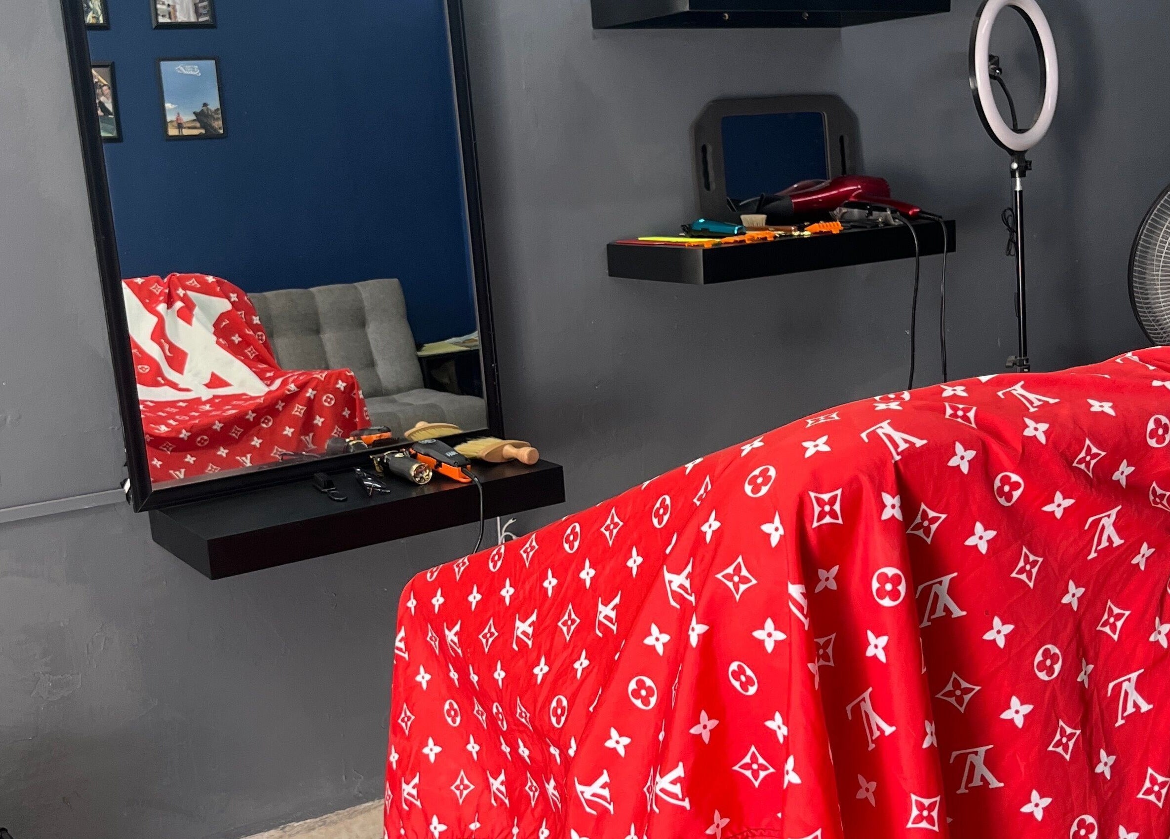 Interior moderno de Mauricuts Barber Shop en Los Mochis, Sinaloa, MX, con sillas de diseño elegante.