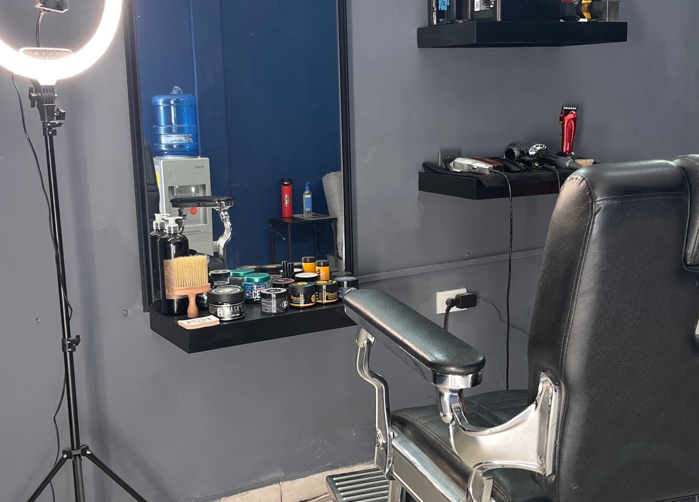 Silla de barbero en Mauricuts Barber Shop, Los Mochis, Sinaloa, MX, con productos de cuidado personal.