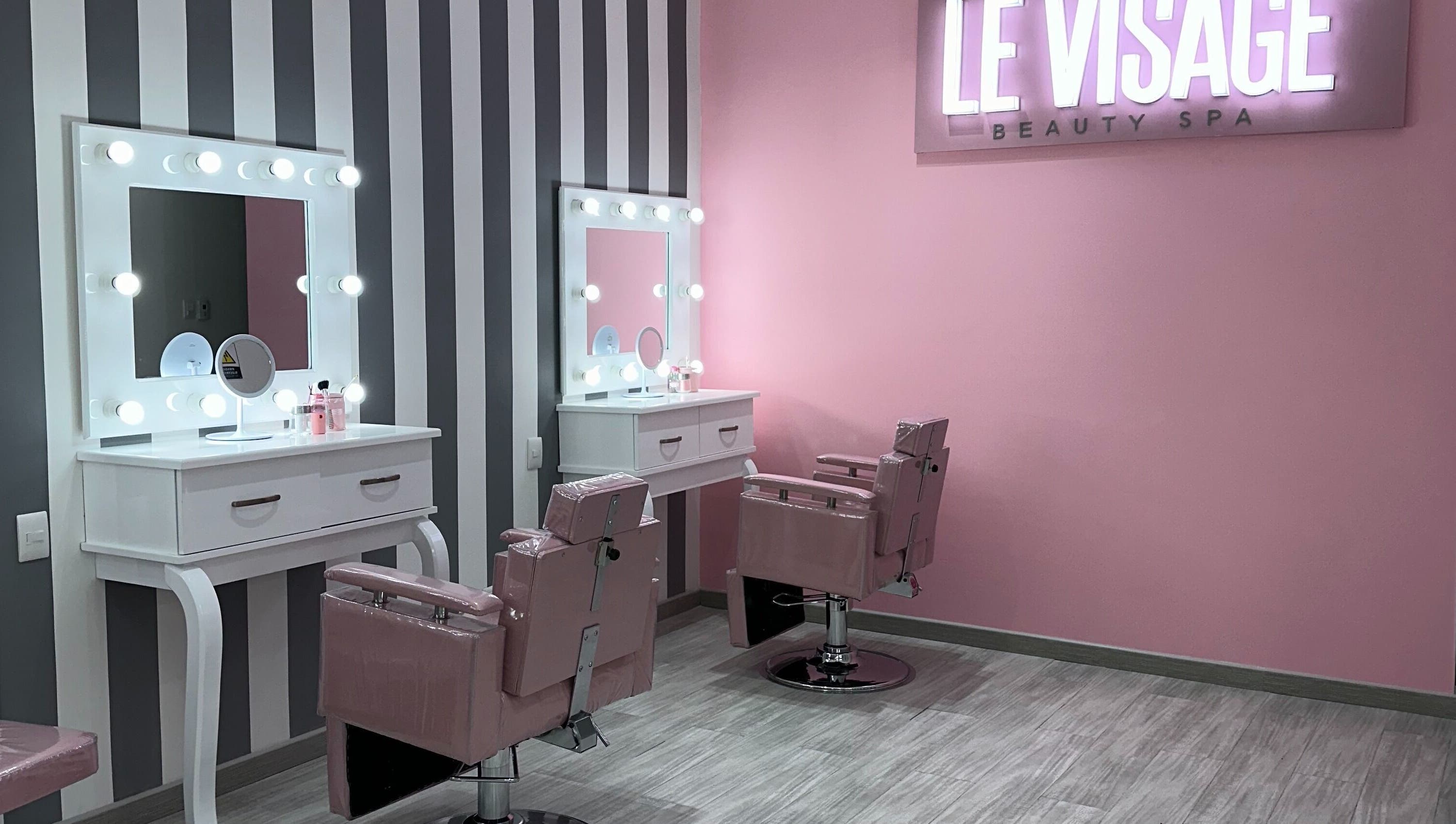 Interior de LE VISAGE Mall Plaza con estaciones de belleza elegantes en Barranquilla, Atlántico, CO.