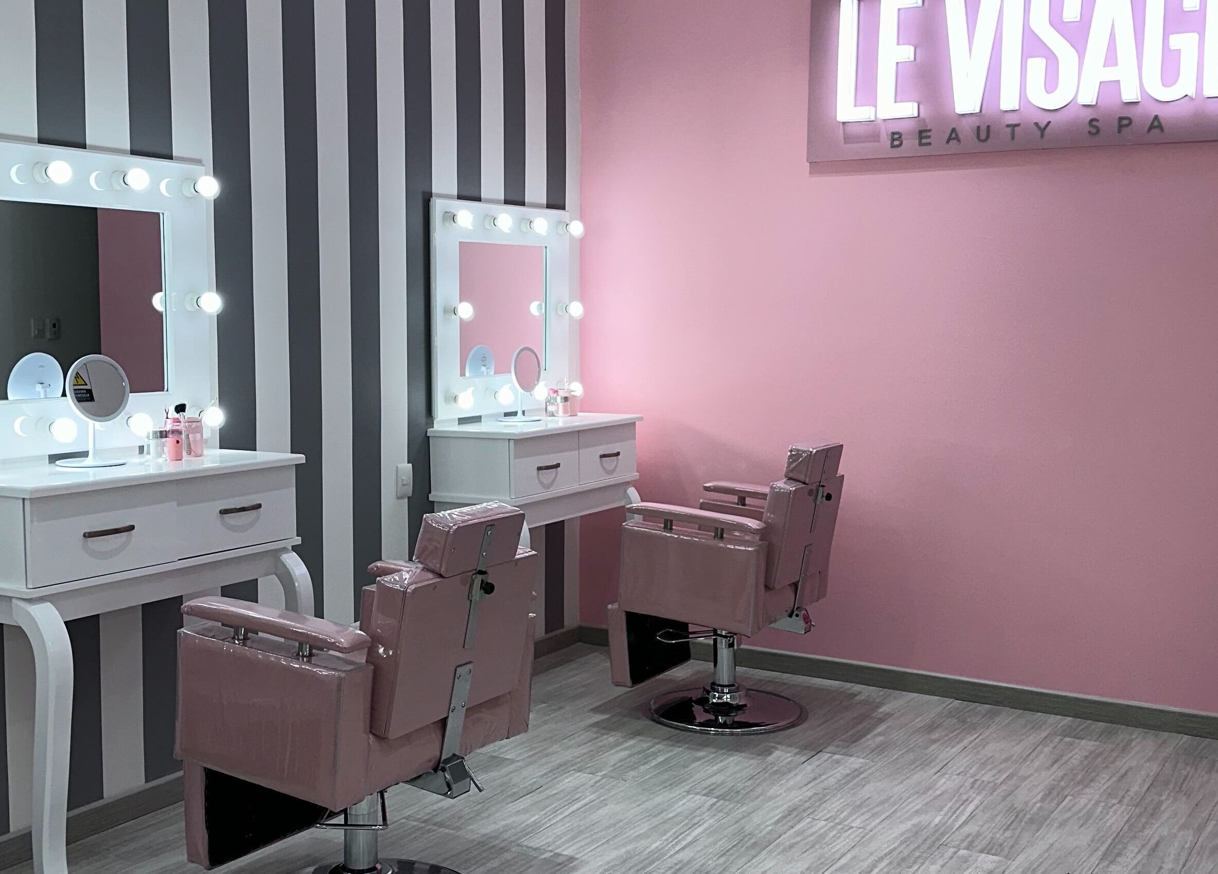 Interior de LE VISAGE Mall Plaza con estaciones de belleza elegantes en Barranquilla, Atlántico, CO.