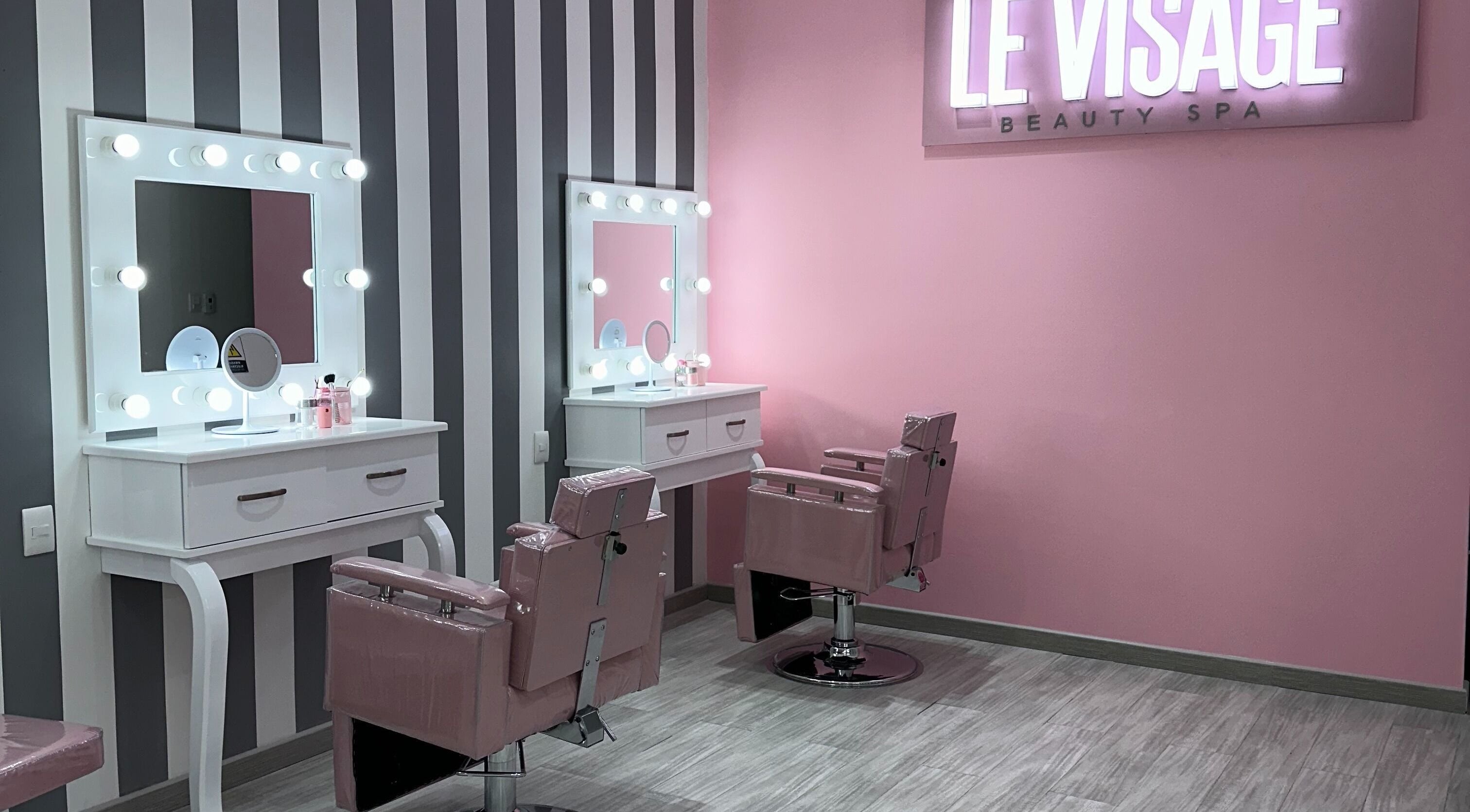 Interior de LE VISAGE Mall Plaza con estaciones de belleza elegantes en Barranquilla, Atlántico, CO.