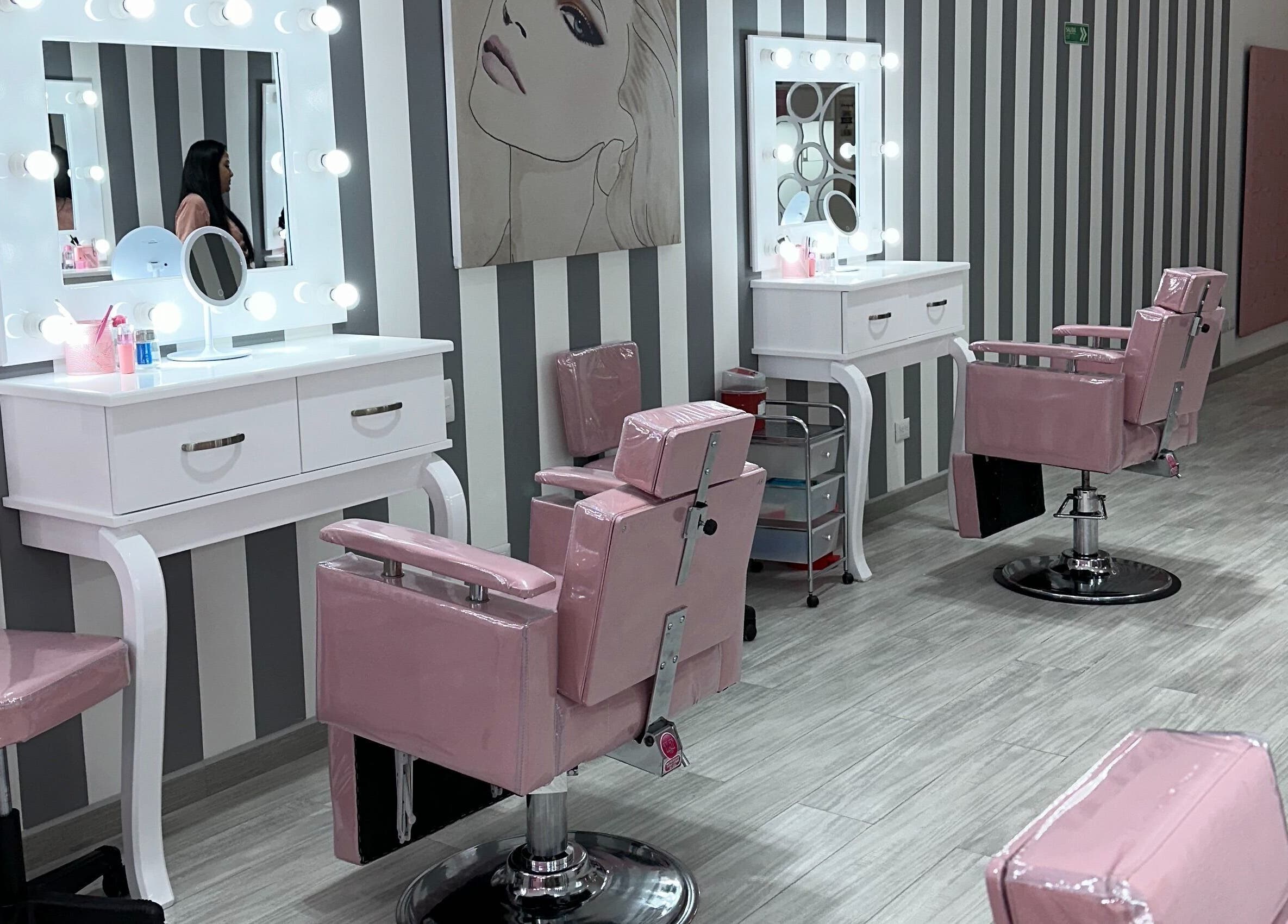 Salón moderno con silla rosada en LE VISAGE Mall Plaza, Barranquilla, Atlántico, CO.