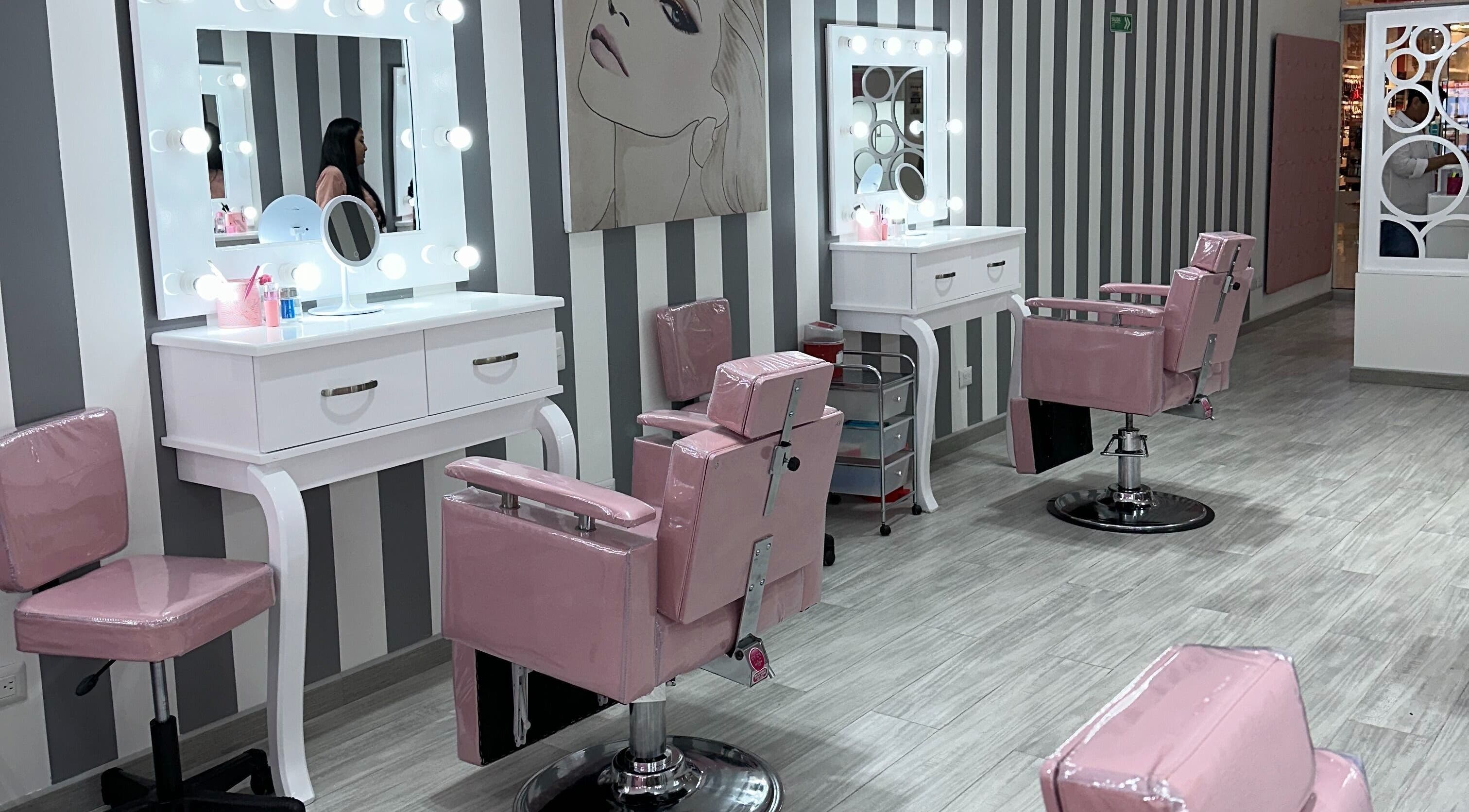 Salón moderno con silla rosada en LE VISAGE Mall Plaza, Barranquilla, Atlántico, CO.