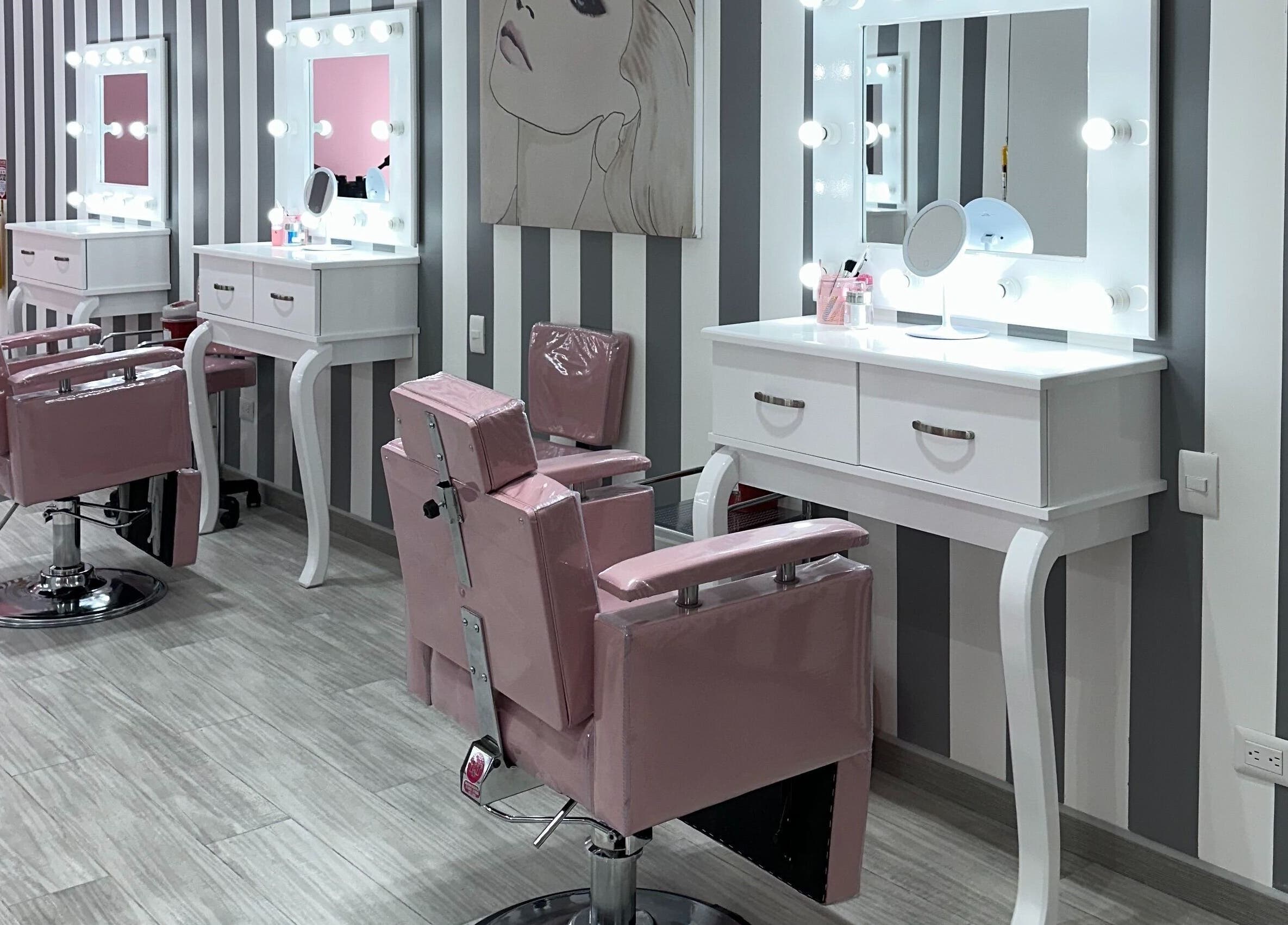 Estaciones de belleza elegantes en LE VISAGE Mall Plaza, Barranquilla, Atlántico, CO, diseño moderno con espejos iluminados.