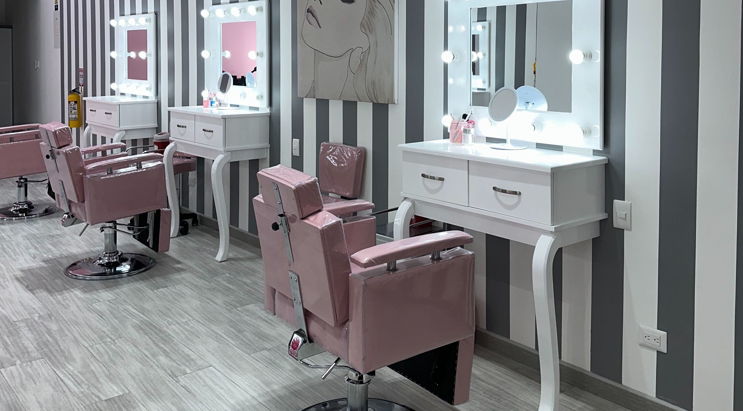 Estaciones de belleza elegantes en LE VISAGE Mall Plaza, Barranquilla, Atlántico, CO, diseño moderno con espejos iluminados.