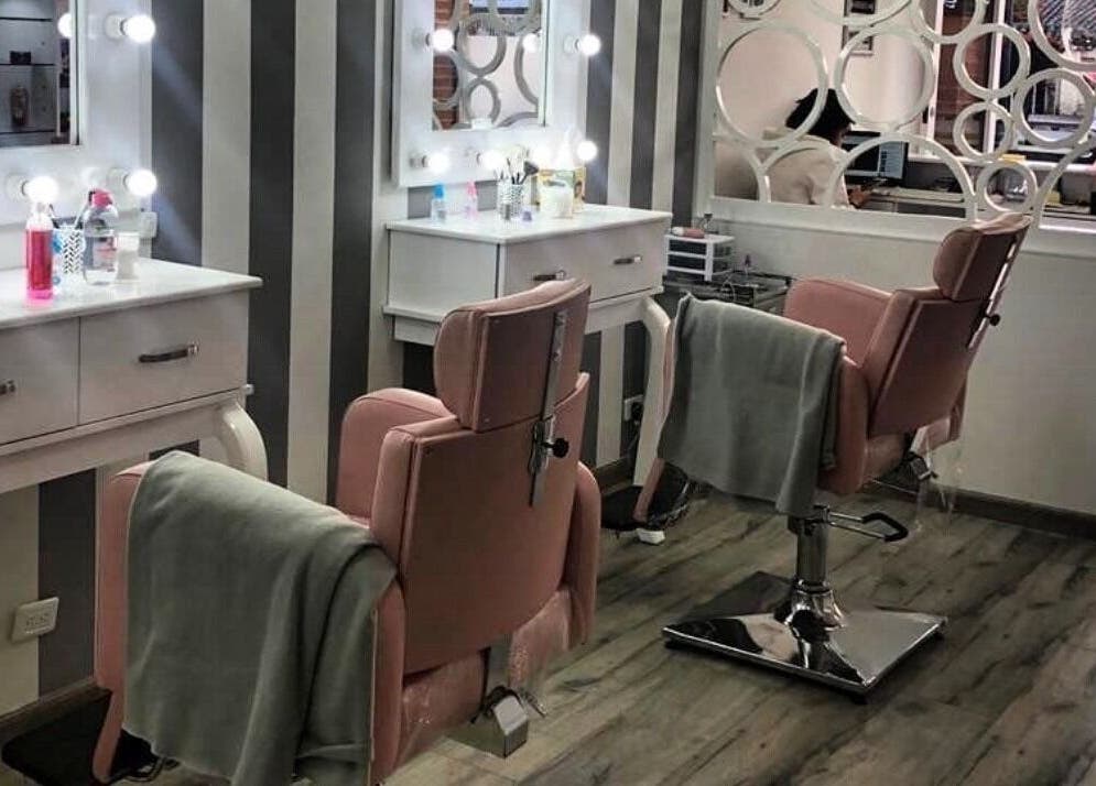 Interiores elegantes de LE VISAGE Mall Plaza, silla estilista en Barranquilla, Atlántico, CO con espejo iluminado.