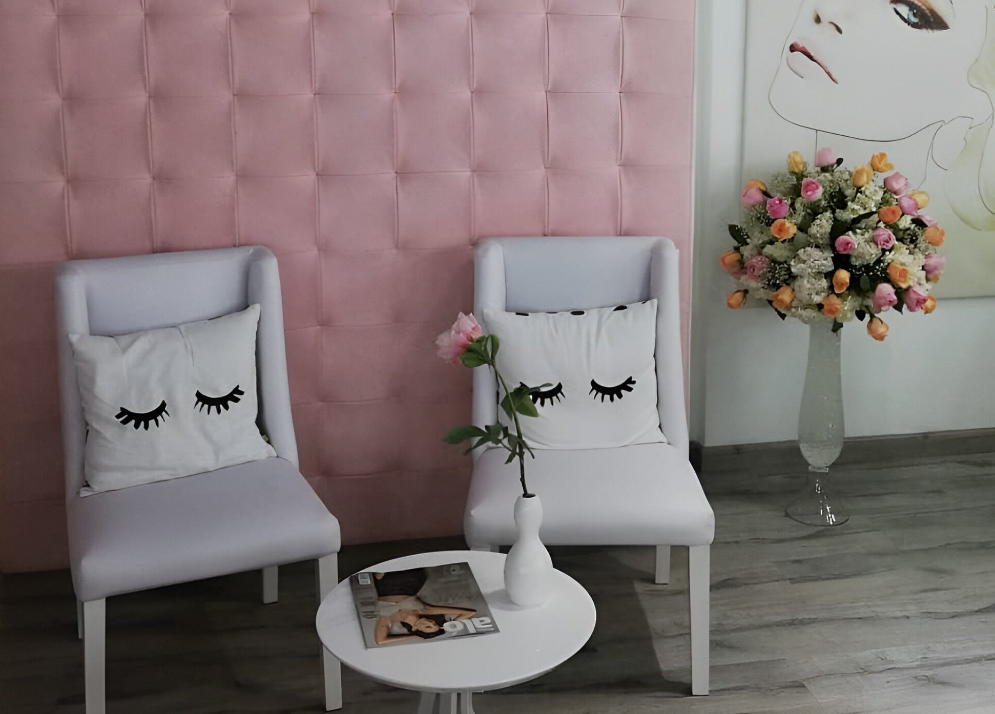 Interior elegante y acogedor de Le Visage Fontanar en Chia, Cundinamarca, CO con sillas y decoración floral.