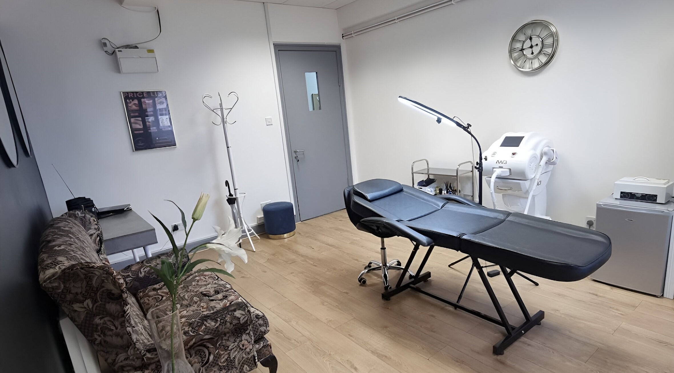 Modern treatment room at Brow Boutique LDN - Permanent Makeup in London, England, GB with sleek decor.