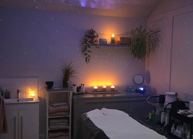 Relaxing spa room at Erika’s Beauty in Derby, England, GB with candles and soft lighting.