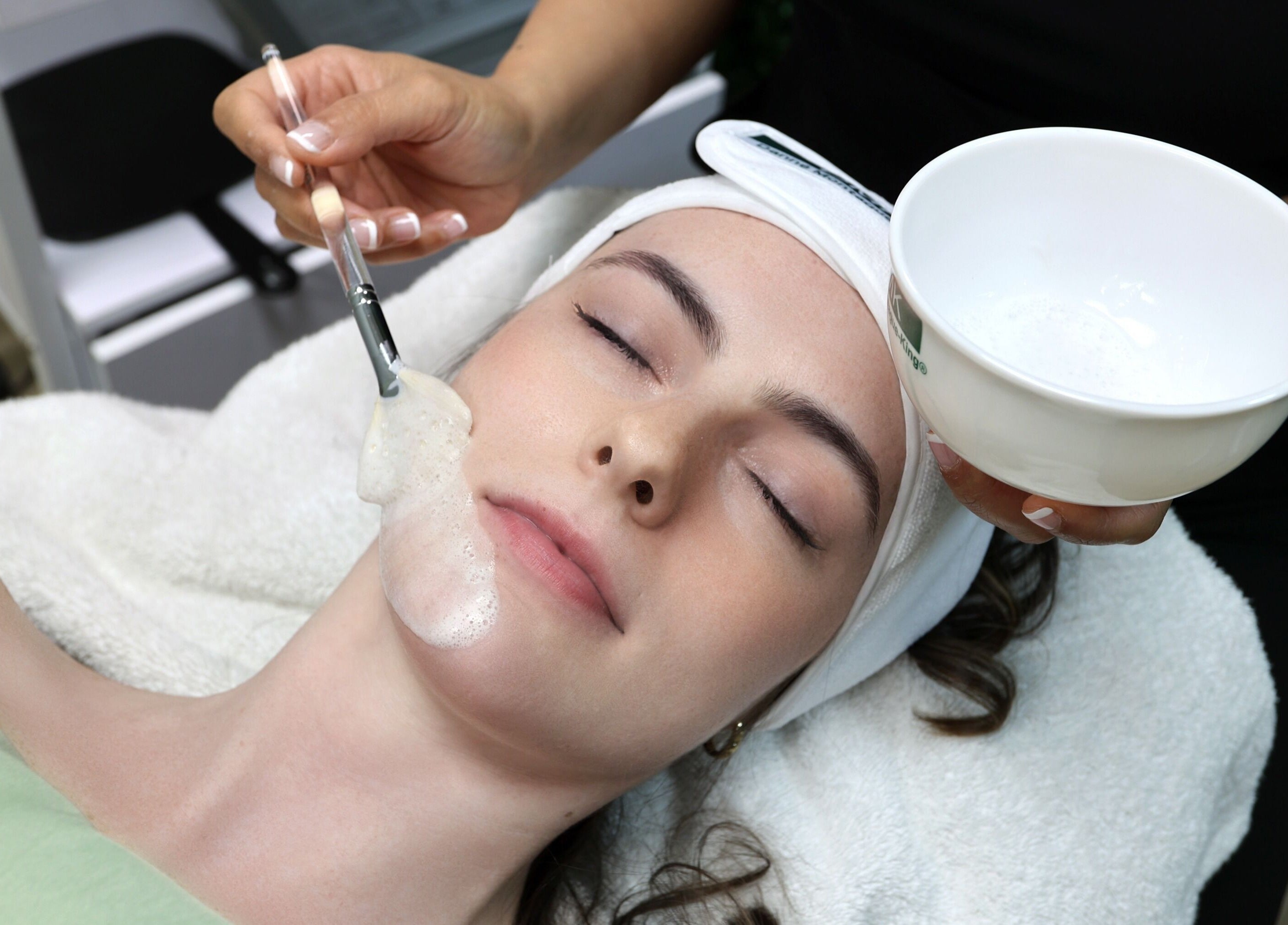 Relaxing facial treatment at BEAUTYOLOGY in Ooltewah, Tennessee, US. Experience rejuvenating skincare services.