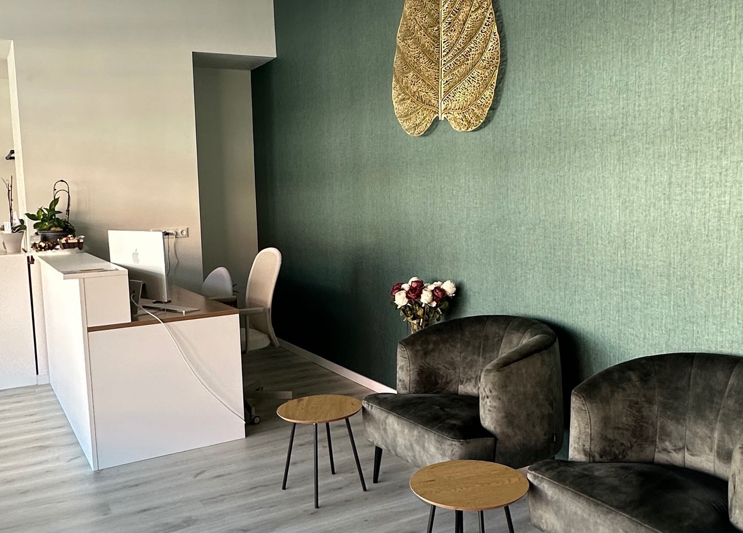 Modern lounge area at Laanna Spa Maastricht in Maastricht, Limburg, NL, with elegant decor and comfortable seating.