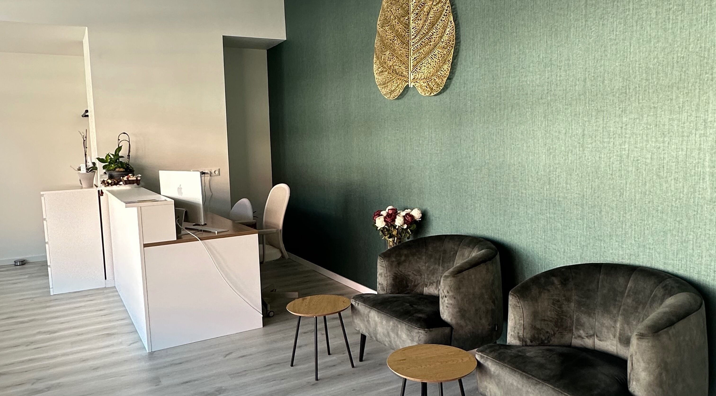 Modern lounge area at Laanna Spa Maastricht in Maastricht, Limburg, NL, with elegant decor and comfortable seating.