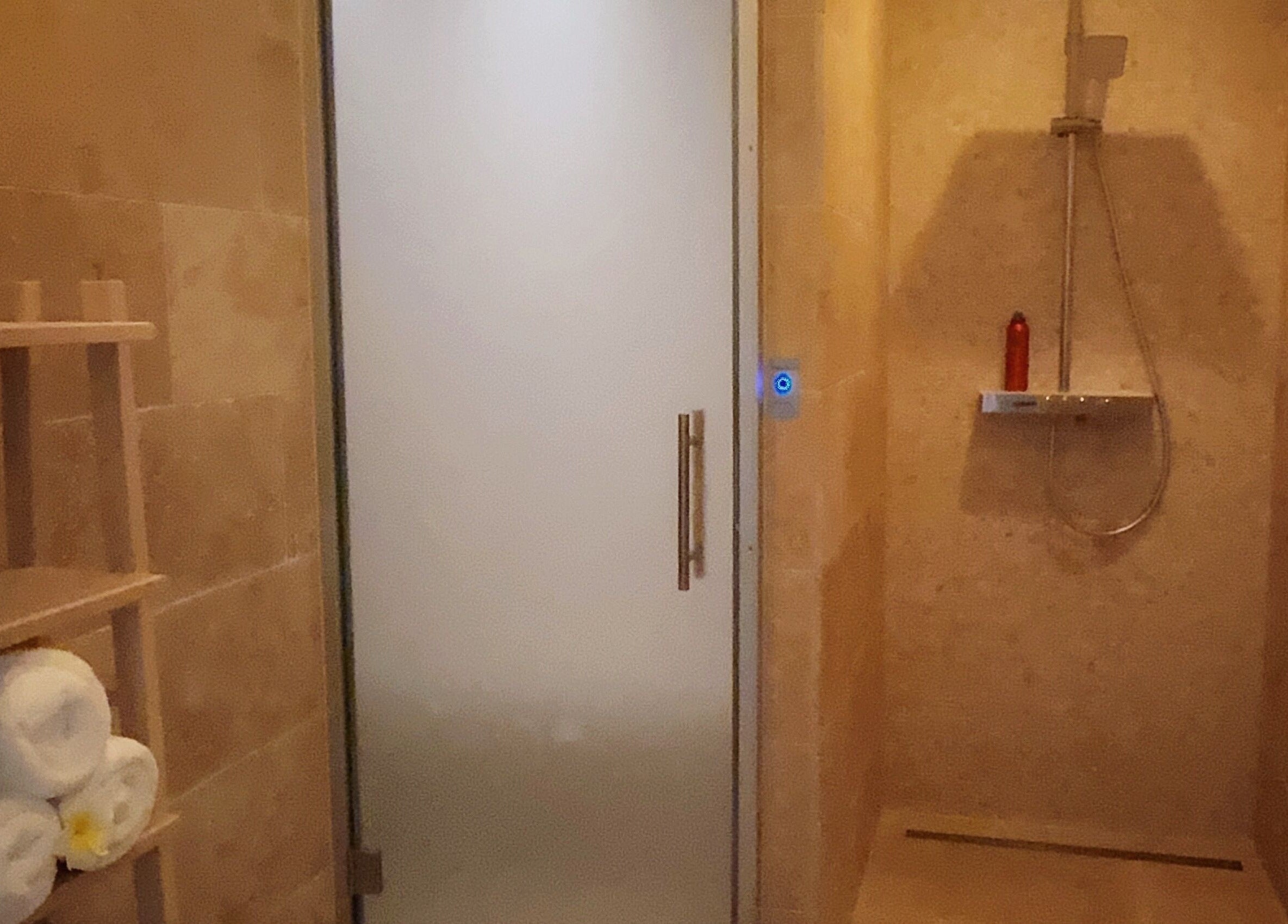 Elegant shower space at Laanna Spa Maastricht, Limburg, NL with soothing ambiance and modern design.