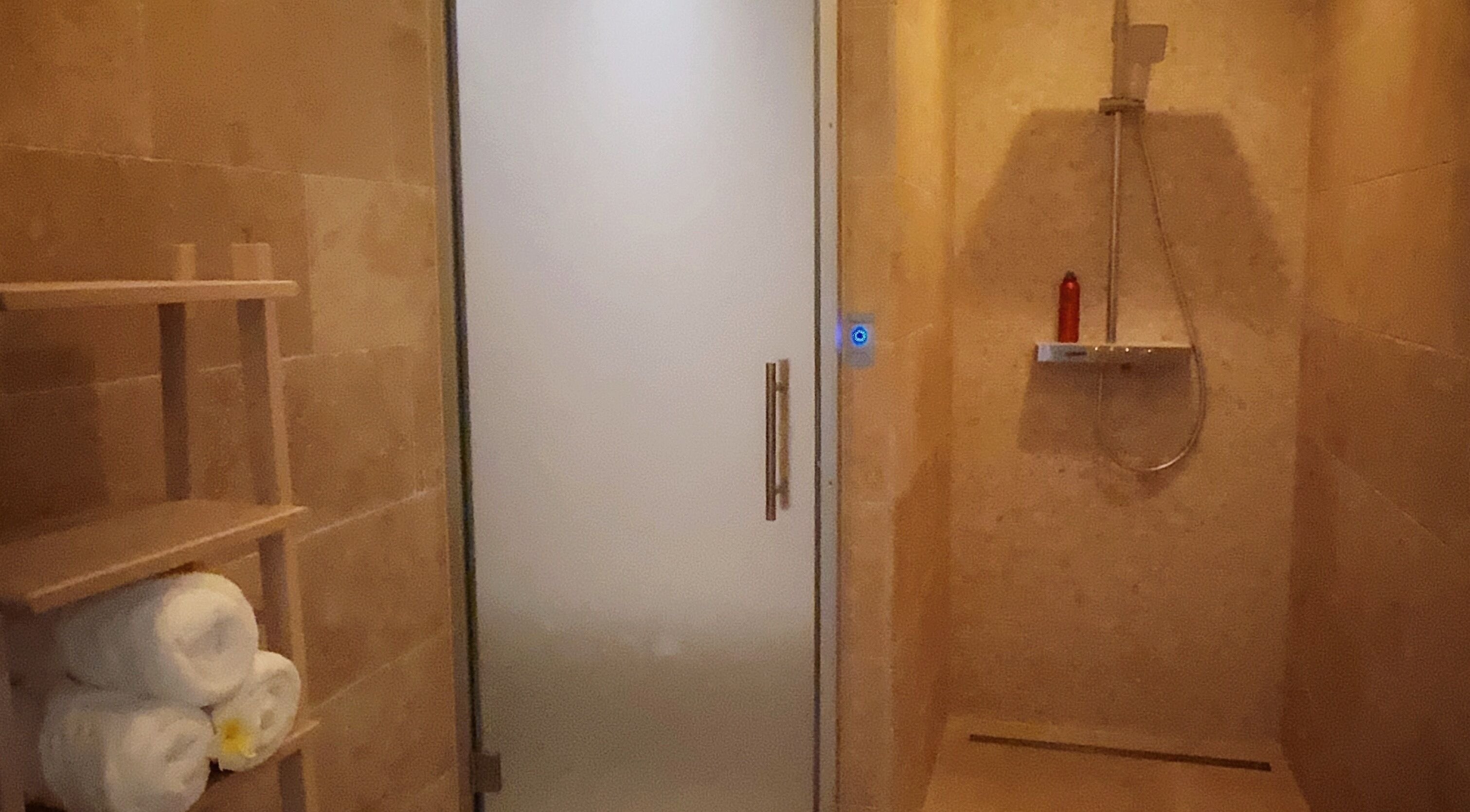 Elegant shower space at Laanna Spa Maastricht, Limburg, NL with soothing ambiance and modern design.