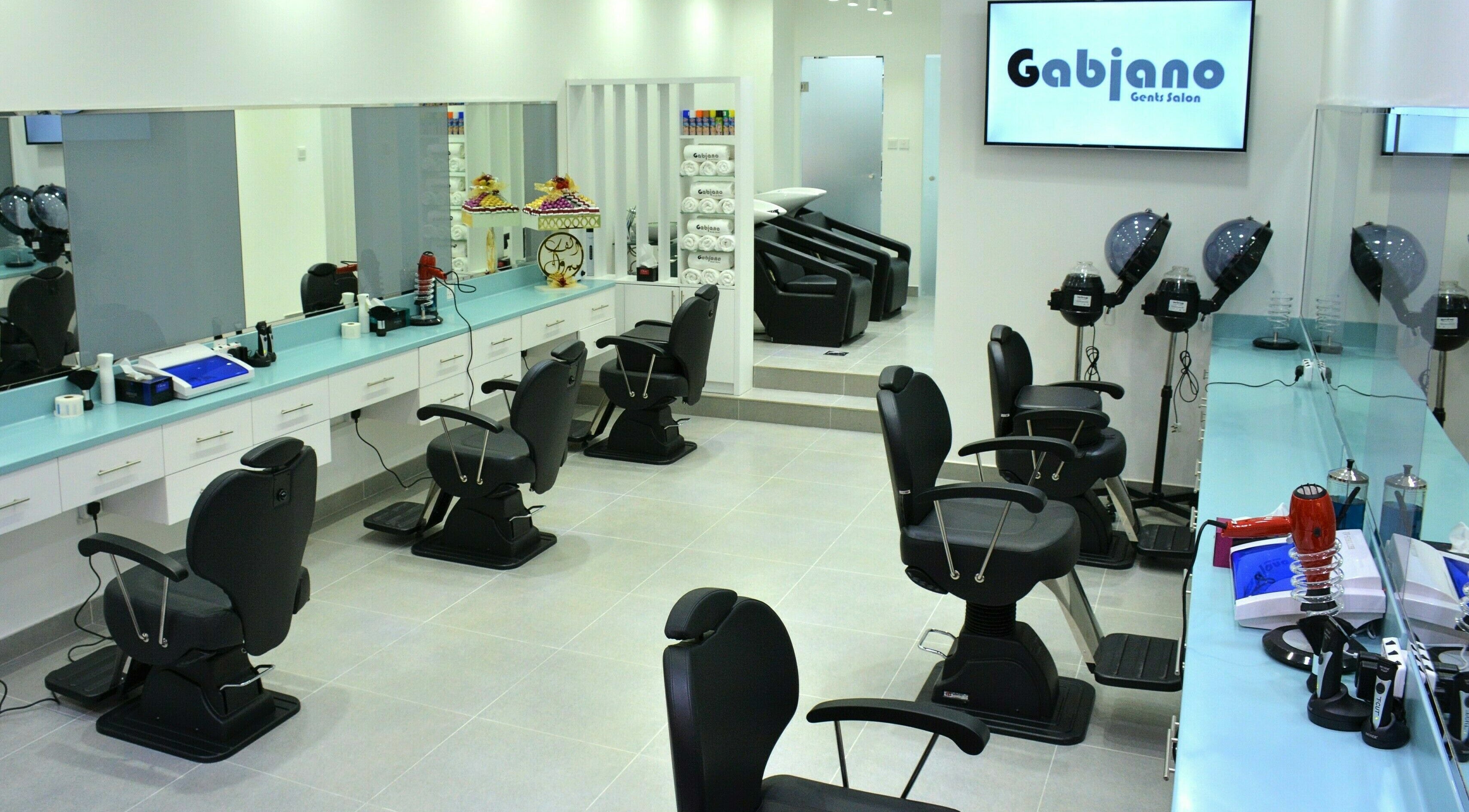 مقاعد تصفيف الشعر في صالون Gabiano Gents Salon في دبي، دبي، AE. تصميم حديث وأنيق.
