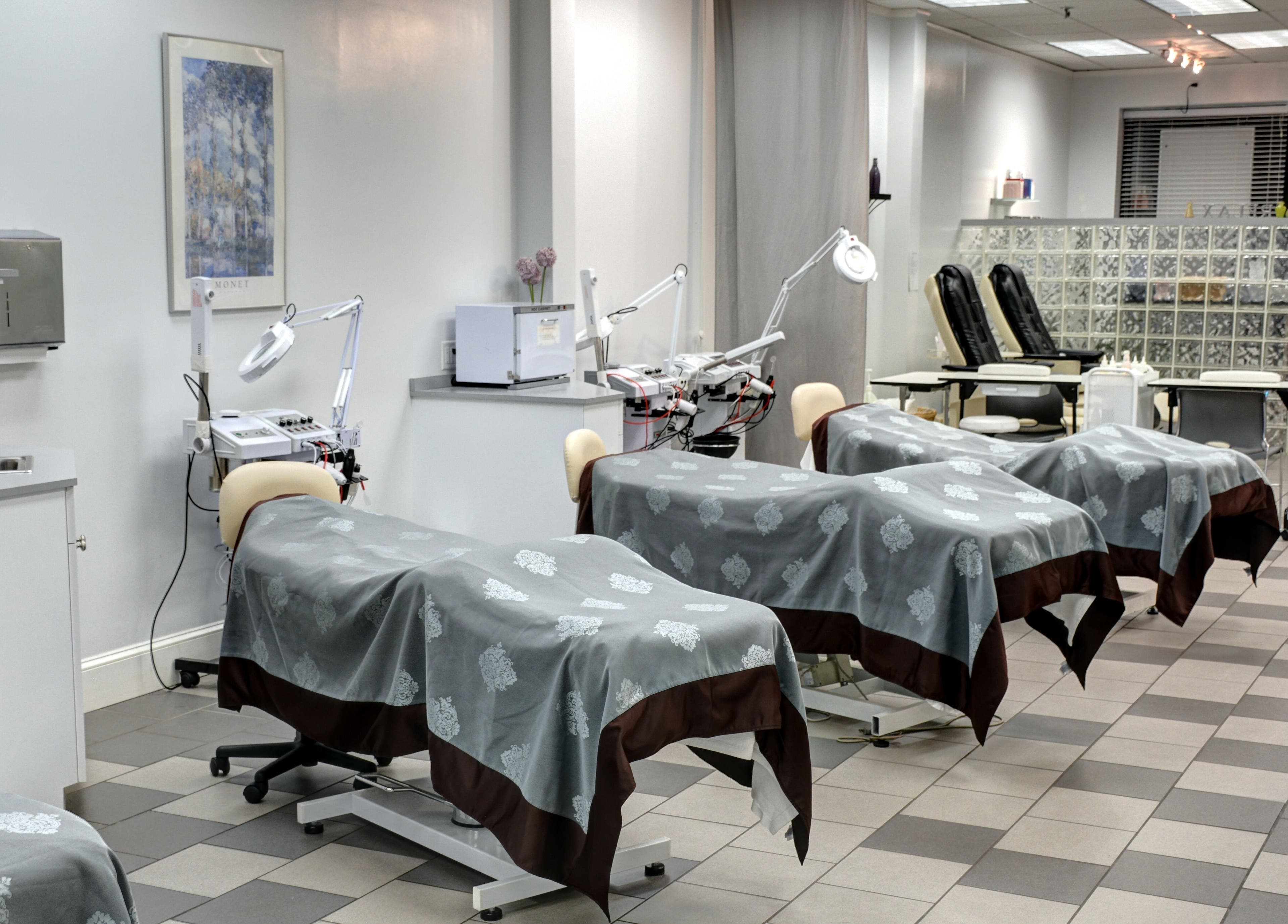 IIC Wethersfield offers serene spa beds in Wethersfield, Connecticut, US for ultimate relaxation and wellness.