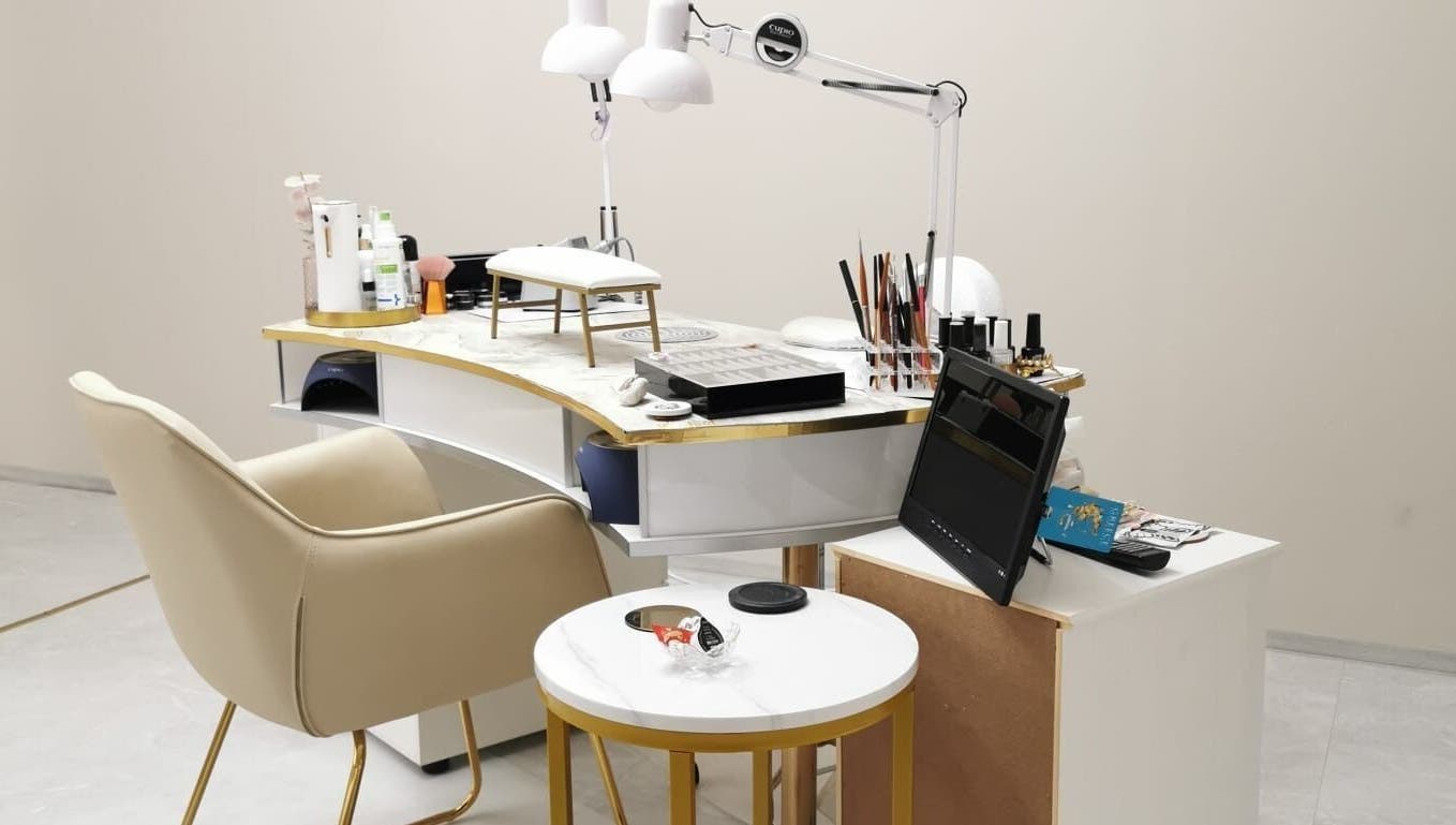 Moderner Nageltisch bei Briana Beauty Studio in Kassel, Hessen, DE, perfekt für hochwertige Maniküre.