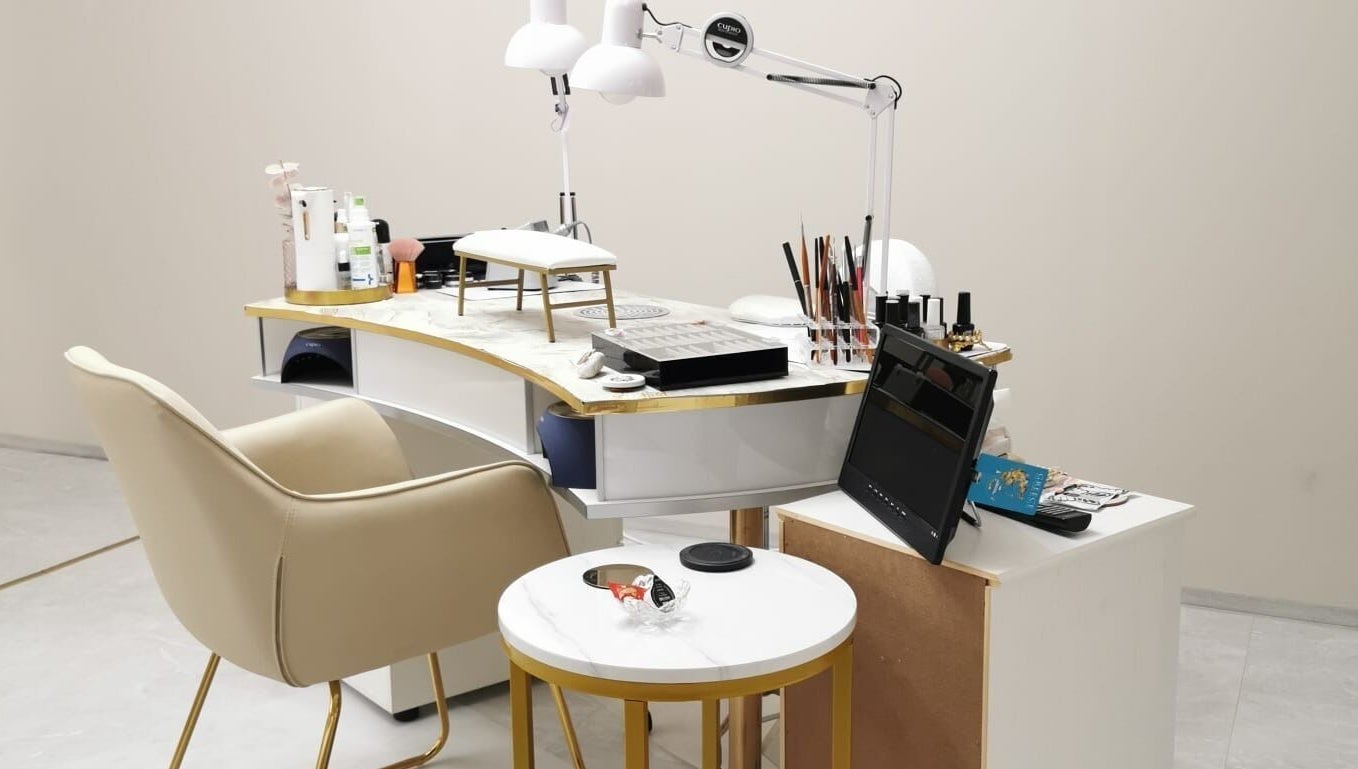 Moderner Nageltisch bei Briana Beauty Studio in Kassel, Hessen, DE, perfekt für hochwertige Maniküre.