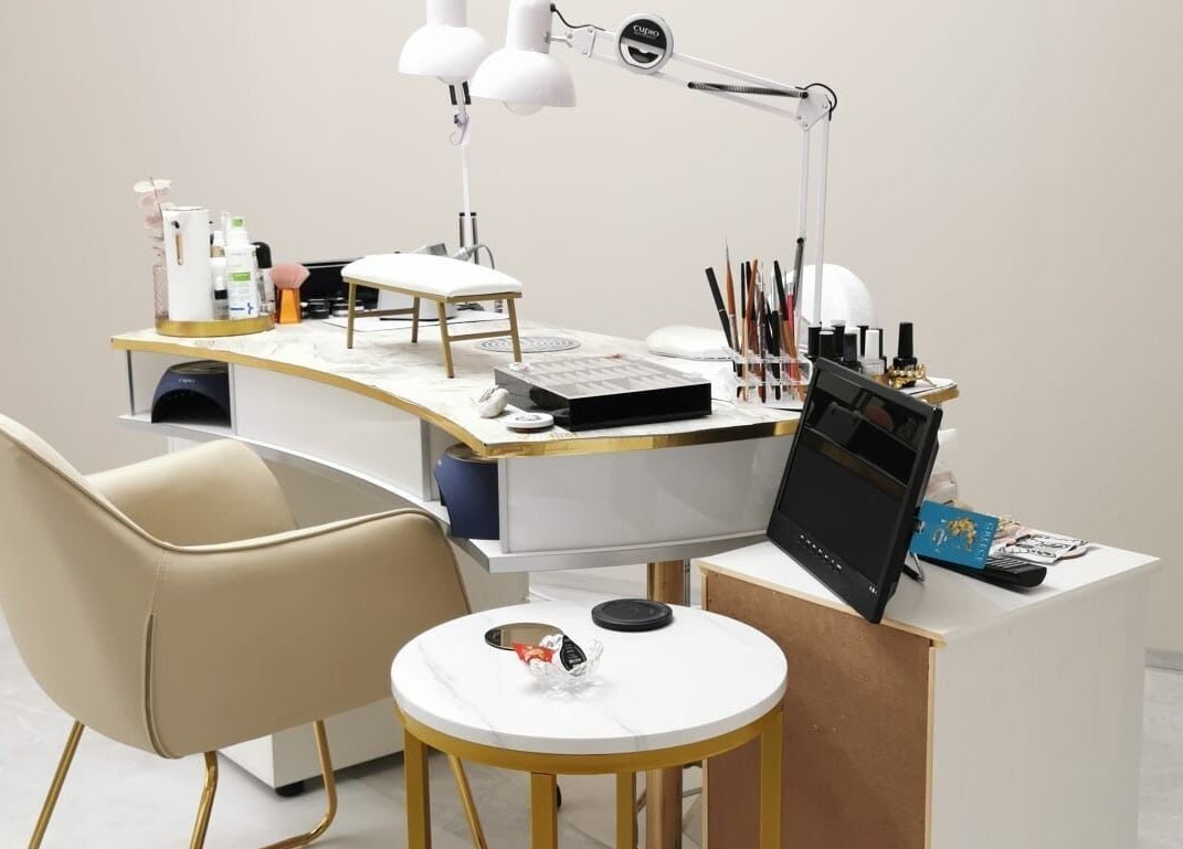 Moderner Nageltisch bei Briana Beauty Studio in Kassel, Hessen, DE, perfekt für hochwertige Maniküre.