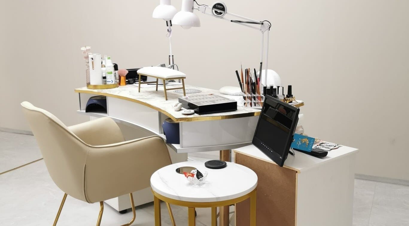 Moderner Nageltisch bei Briana Beauty Studio in Kassel, Hessen, DE, perfekt für hochwertige Maniküre.