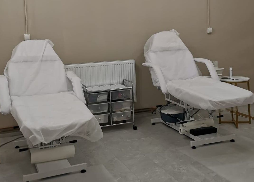 Moderne Behandlungsräume bei Briana Beauty Studio in Kassel, Hessen, DE mit zwei komfortablen Behandlungsliegen.