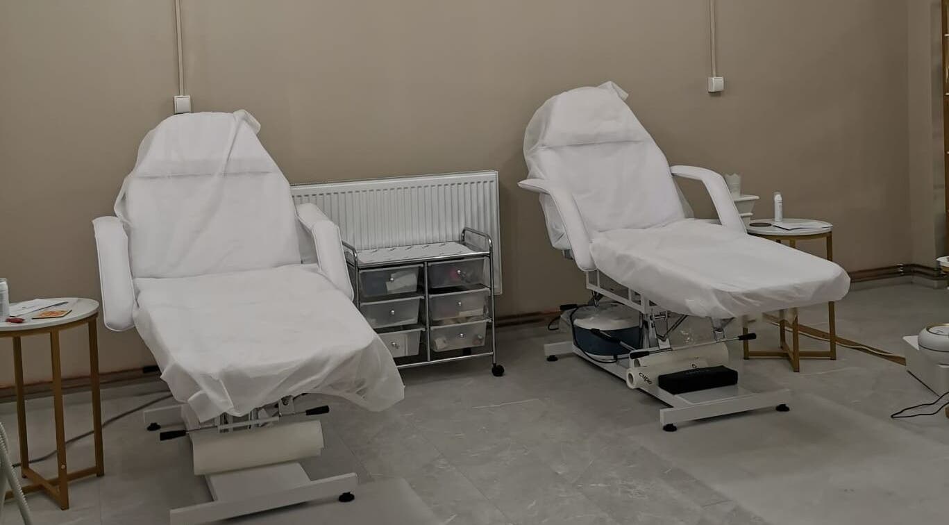 Moderne Behandlungsräume bei Briana Beauty Studio in Kassel, Hessen, DE mit zwei komfortablen Behandlungsliegen.