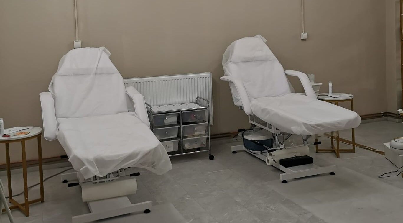 Moderne Behandlungsräume bei Briana Beauty Studio in Kassel, Hessen, DE mit zwei komfortablen Behandlungsliegen.