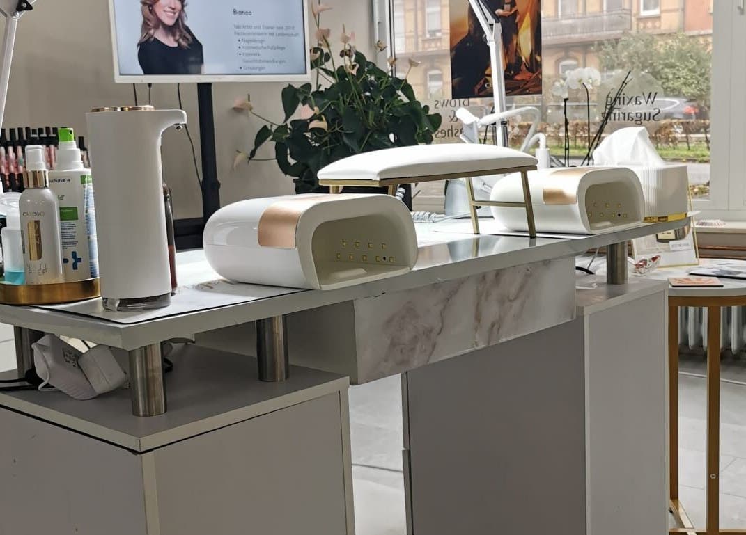 Eleganter Nageltisch bei Briana Beauty Studio in Kassel, Hessen, DE mit modernen Geräten und stilvollem Design.