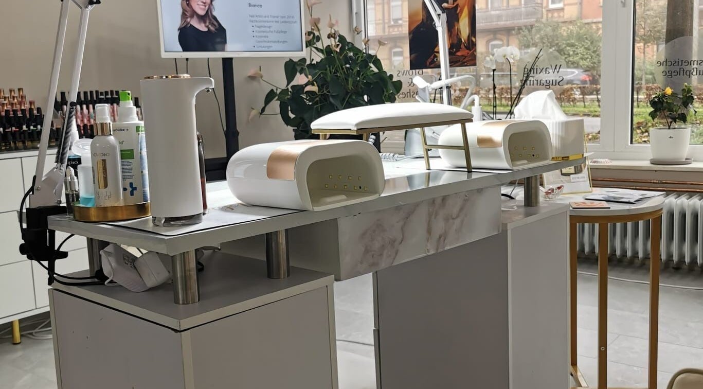 Eleganter Nageltisch bei Briana Beauty Studio in Kassel, Hessen, DE mit modernen Geräten und stilvollem Design.
