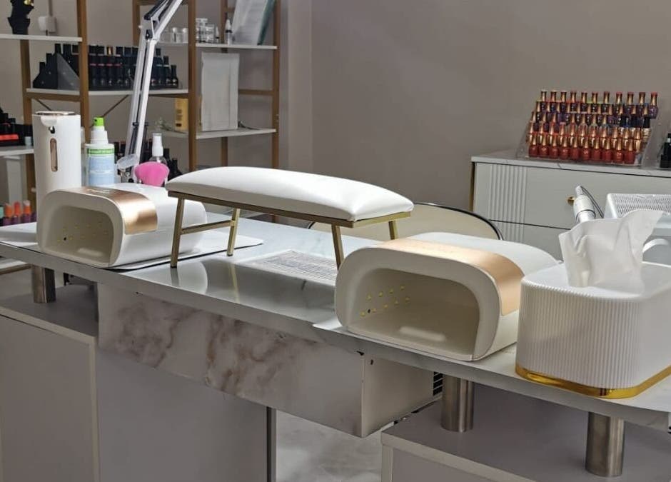 Nagelpflegebereich im Briana Beauty Studio, Kassel, Hessen, DE, mit modernen Geräten und stilvoller Einrichtung.