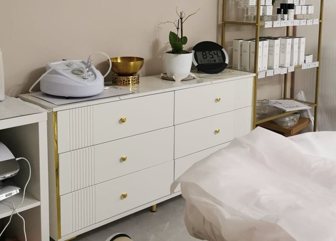 Behandlungsraum bei Briana Beauty Studio in Kassel, Hessen, DE, mit moderner Ausstattung und Pflegeprodukten.