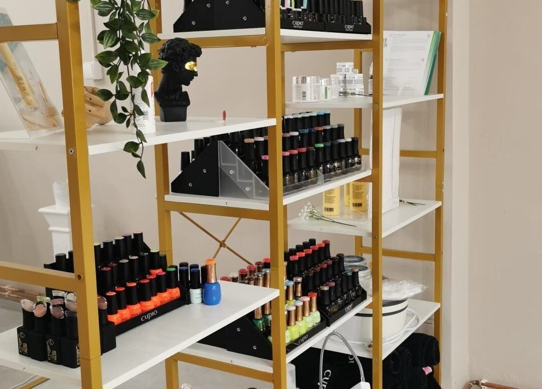 Nagellackregal bei Briana Beauty Studio, Kassel, Hessen, DE, mit vielfältigen Nagellackfarben.