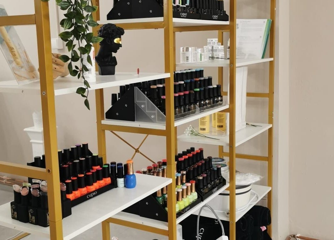Nagellackregal bei Briana Beauty Studio, Kassel, Hessen, DE, mit vielfältigen Nagellackfarben.