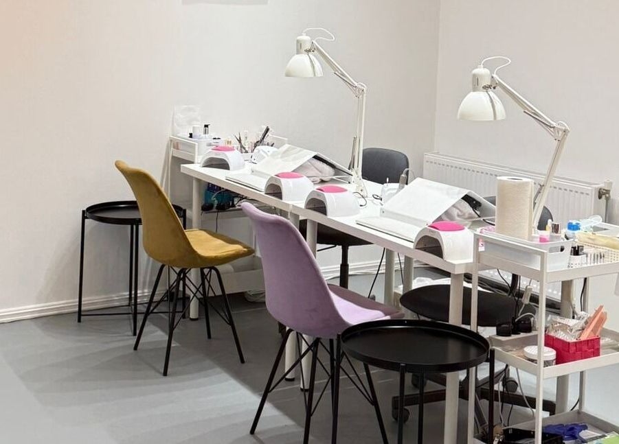 Endorphine Haarlem's chic nail treatment station in Haarlem, Noord-Holland, NL, with stylish chairs and equipment.