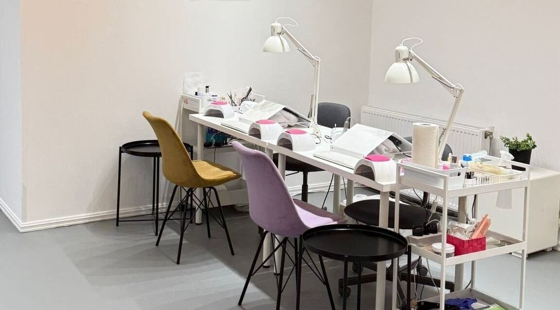 Endorphine Haarlem's chic nail treatment station in Haarlem, Noord-Holland, NL, with stylish chairs and equipment.