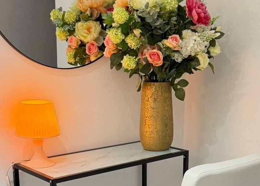 Cozy nook with floral arrangement at Endorphine Haarlem, Haarlem, Noord-Holland, NL.