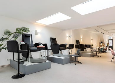 Spacious salon interior at Endorphine Amsterdam, featuring modern pedicure stations in Amsterdam, Noord-Holland, NL.