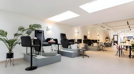 Spacious salon interior at Endorphine Amsterdam, featuring modern pedicure stations in Amsterdam, Noord-Holland, NL.