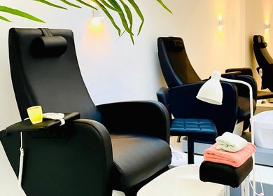 Comfortable pedicure stations at Endorphine Amsterdam, Noord-Holland, NL, showcasing a serene spa ambiance.