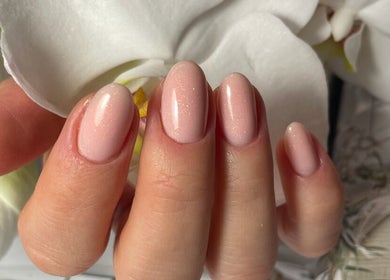 Elegant pink manicure at Endorphine Amsterdam in Amsterdam, Noord-Holland, NL, featuring soft orchids.
