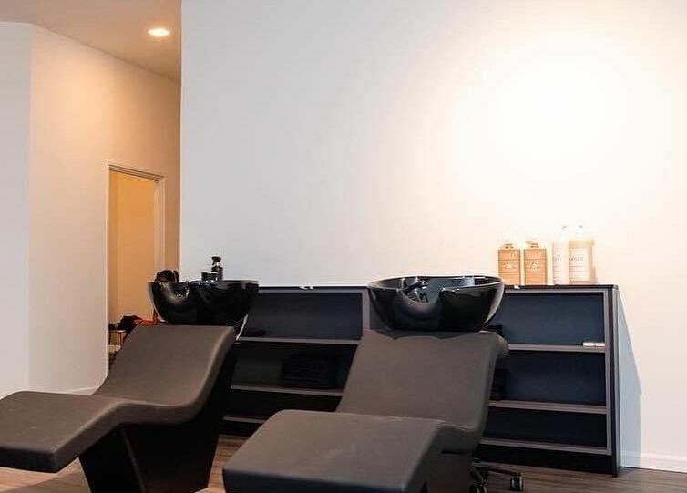 Moderne wasstations bij Delete Beauty Lounge, Paramaribo, Paramaribo, SR voor ultieme hair spa beleving.