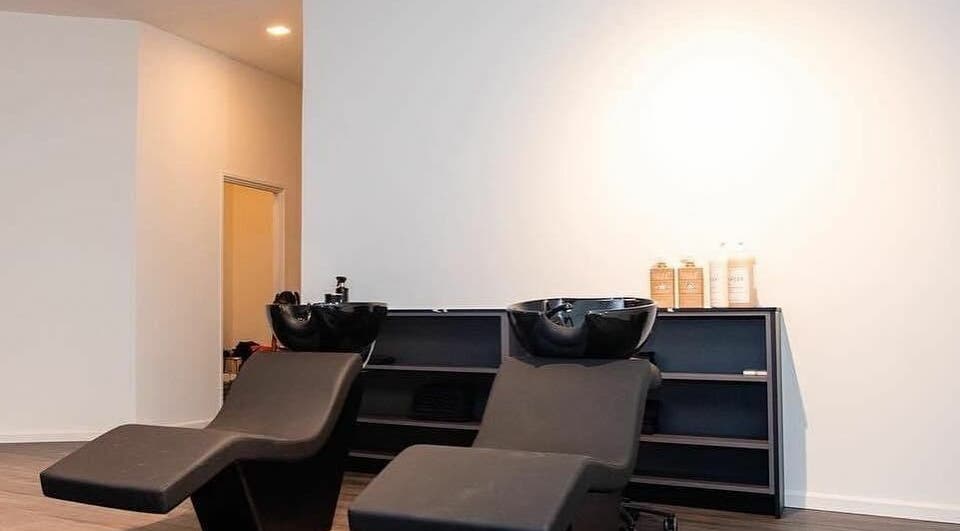 Moderne wasstations bij Delete Beauty Lounge, Paramaribo, Paramaribo, SR voor ultieme hair spa beleving.